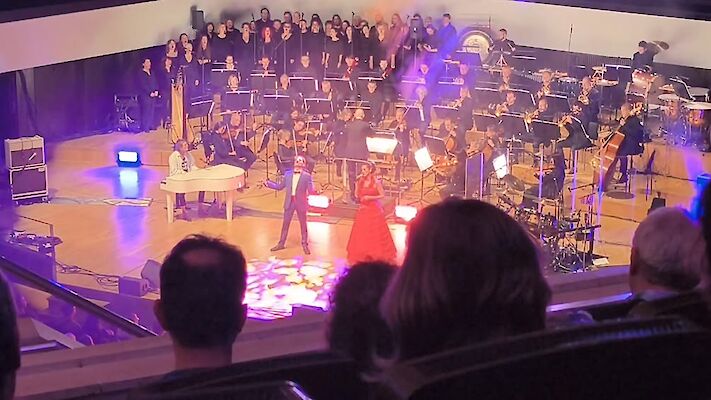 Barcelona Wer noch nie bei MerQury mit Orchester und Chor und nicht zu vergessen der Sopranistin Sandra Danyella : Quee...